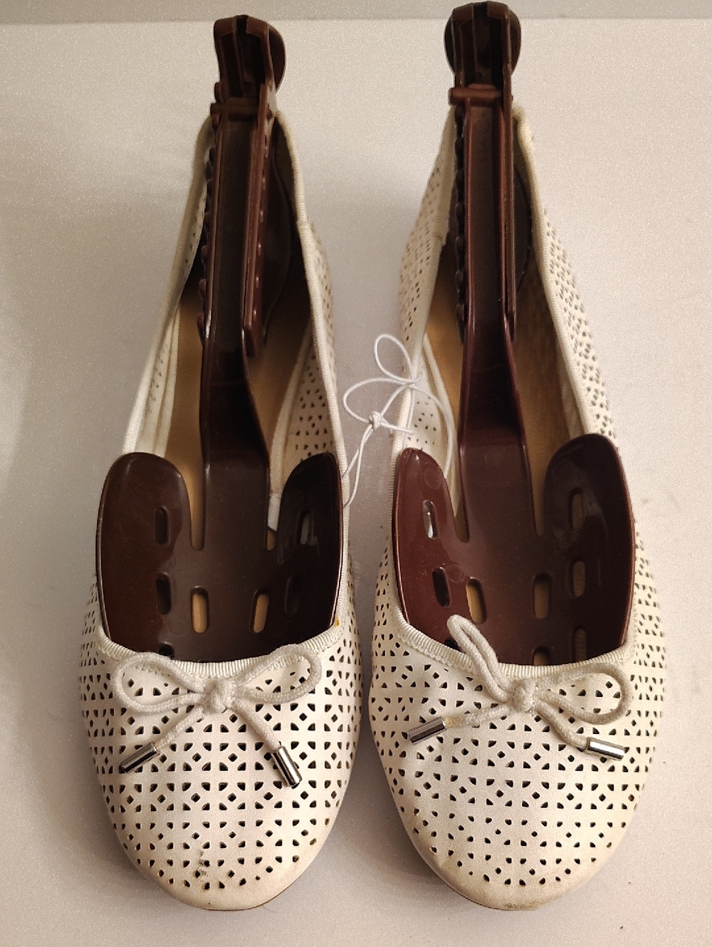Merona Women's Sz 11 Cream Laser-Cut Ballet Flats Bow Accent GY1D X